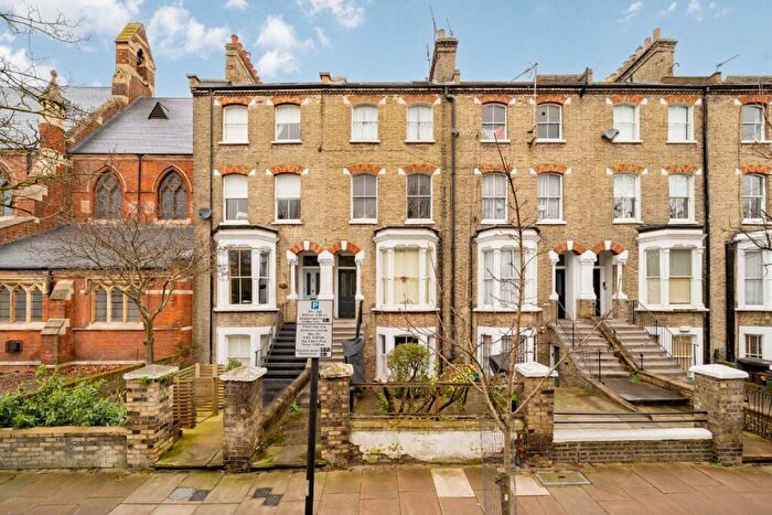 2 Bedroom Flat For Sale In Hanley Road, London, N4