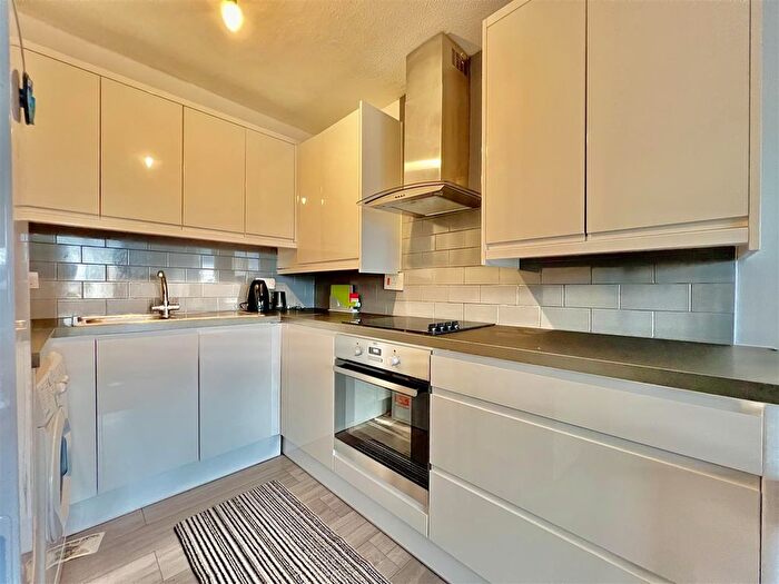 1 Bedroom Flat To Rent In Wivenhoe Court, Staines Road, Hounslow, TW3