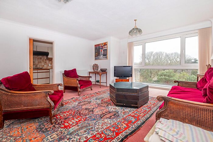 2 Bedroom Flat For Sale In Broom Park, Teddington, TW11 - Photo 2