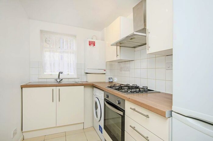 2 Bedroom Flat To Rent In Sutton Square, Hackney, London, E9