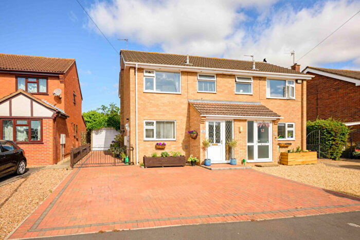 3 Bedroom Semi-Detached House For Sale In Meadowdale Crescent In Grantham, NG31