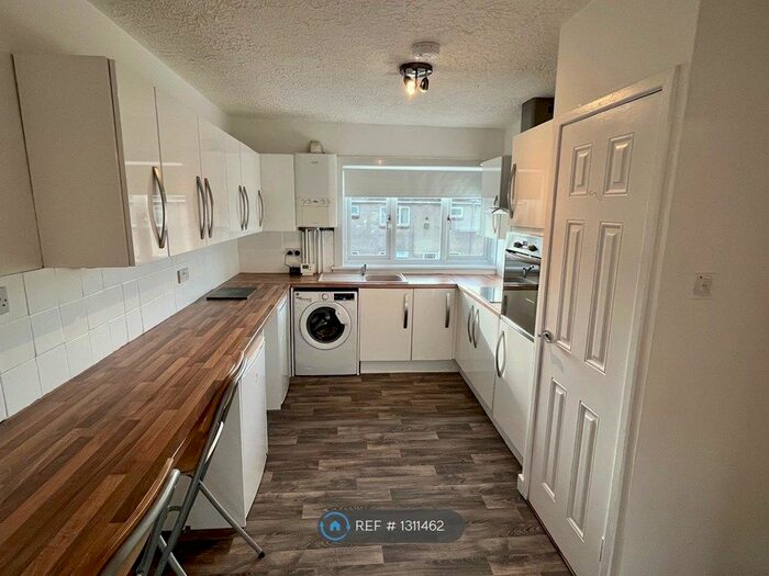 3 Bedroom Flat To Rent In Elizabethan Way, Renfrew, PA4