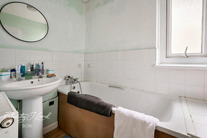 2 Bedroom Flat For Sale In Merchant Street, London, E3