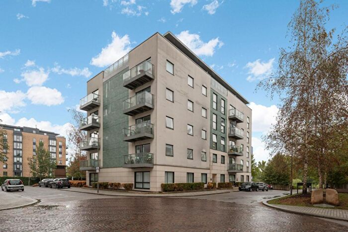 3 Bedroom Flat For Sale In Metropolitan House, Pump House Crescent, TW8