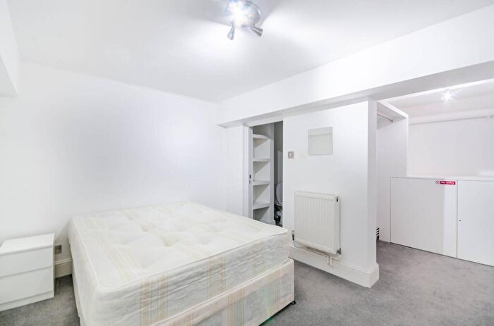 3 Bedroom Flat To Rent In Este Road, Battersea, London, SW11