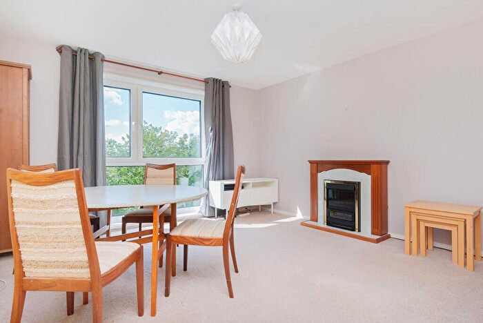 3 Bedroom Flat To Rent In L Craigmount Hill, Edinburgh, EH4