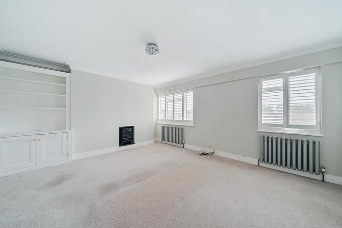 3 Bedroom Flat To Rent In Queens Road, Richmond, TW10