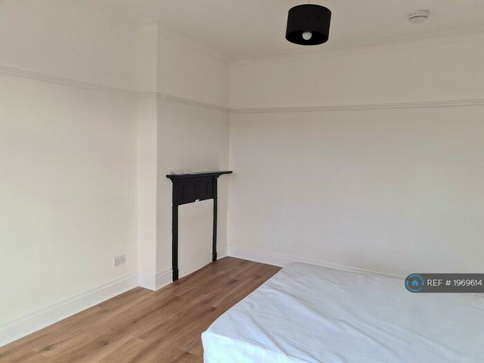 4 Bedroom Semi-Detached House To Rent In St John's Road, Manchester, M16