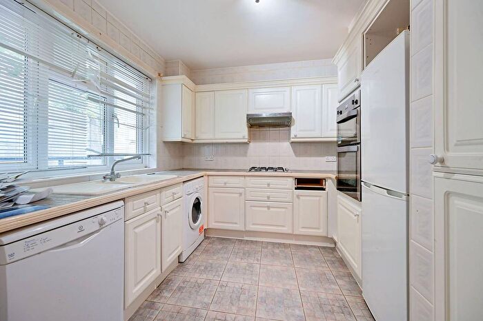 2 Bedroom Flat For Sale In Clayponds Gardens, Ealing, London, W5