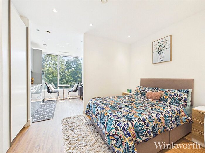 Studio To Rent In West Gate, Ealing, London, Uk, W5