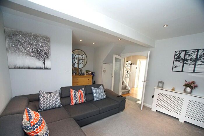 3 Bedroom Mews To Rent In **Available Now!** Turnlee Drive, Glossop, SK13