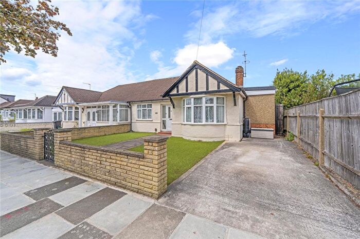 3 Bedroom Bungalow For Sale In Glasbrook Avenue, Twickenham, TW2