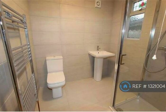 3 Bedroom Bungalow To Rent In Silverdale, Oakwood. Winchmore Hill, EN2