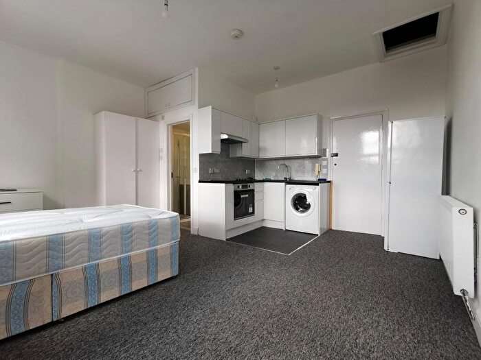 Studio To Rent In Villiers Road Dollis Hill, NW2