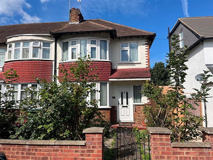 3 Bedroom End Of Terrace House For Sale In Wills Crescent, Whitton, Hounslow, TW3