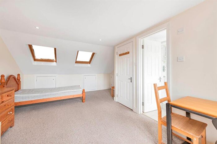 2 Bedroom Flat To Rent In Kingsway, Mortlake, SW14