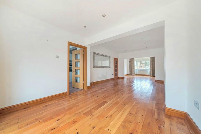 4 Bedroom Semi-Detached House To Rent In Lawrence Avenue, New Malden, Surrey, KT3