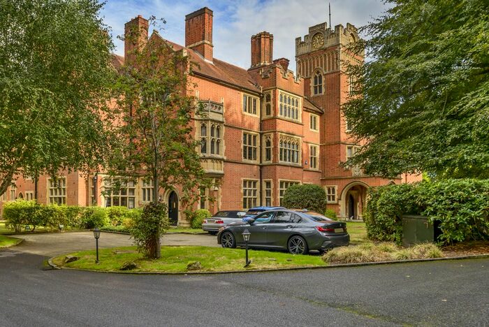 3 Bedroom Flat To Rent In Oldfield Wood, Woking, Surrey, GU22