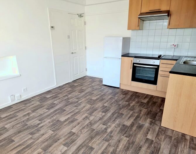 2 Bedroom Flat To Rent In Tunworth Crescent, London, SW15