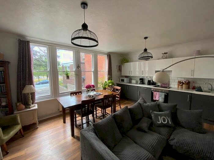 2 Bedroom Flat To Rent In Beach Road, Littlehampton, BN17