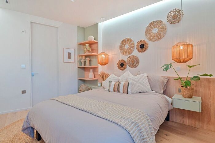 2 Bedroom Flat For Sale In Vinery Way, London, W6