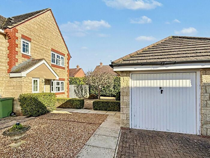 3 Bedroom Semi-Detached House For Sale In Rawdon Way, Faringdon, SN7