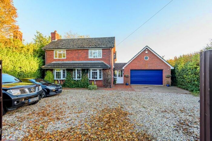 4 Bedroom Detached House For Sale In Bath Road, Woolhampton, Reading RG7