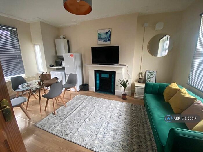 2 Bedroom Flat To Rent In Darnley Street, Gravesend, DA11