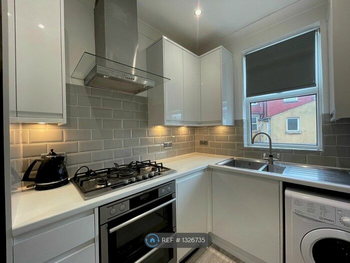 2 Bedroom Flat To Rent In First Floor, London, E10