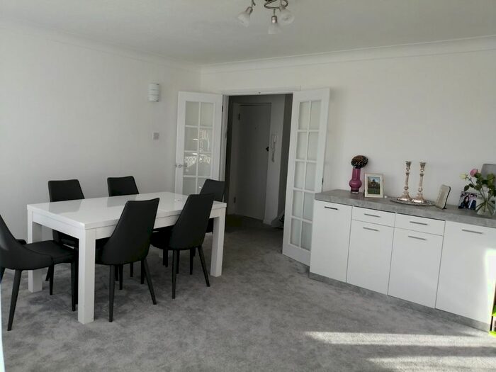 2 Bedroom Flat To Rent In Wayside, London, NW11