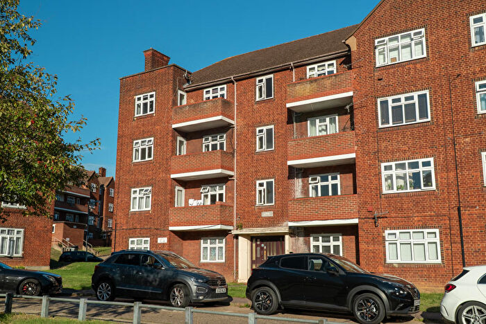 2 Bedroom Flat To Rent In Audley Court, South Woodford, Redbridge, London, E18