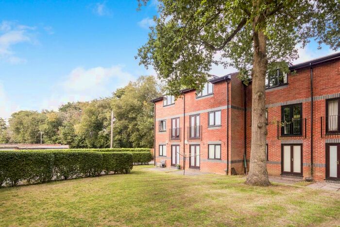 1 Bedroom Apartment To Rent In Maple Court, RG12