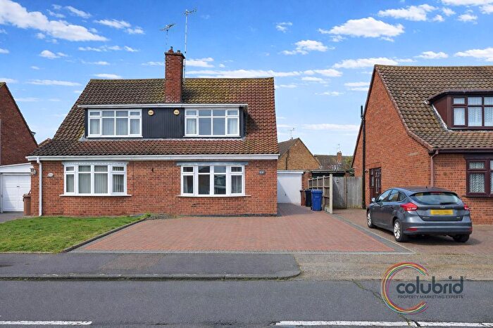 3 Bedroom Semi-Detached House For Sale In Goldsmiths Avenue, Corringham, SS17