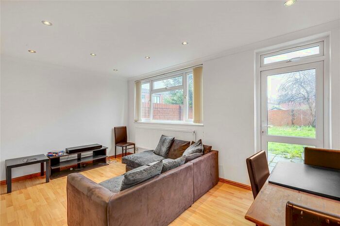 3 Bedroom Detached House To Rent In Balham Grove, Balham, London, SW12