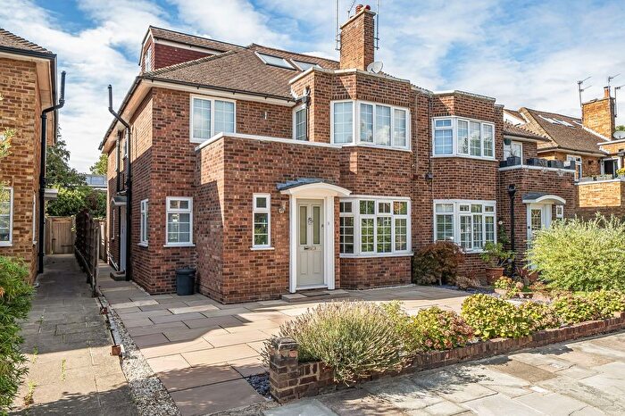 2 Bedroom Property For Sale In Bishops Close, Richmond, TW10
