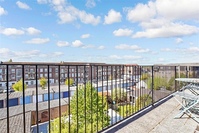 1 Bedroom Flat For Sale In Lavender Avenue, Worcester Park, Surrey, KT4