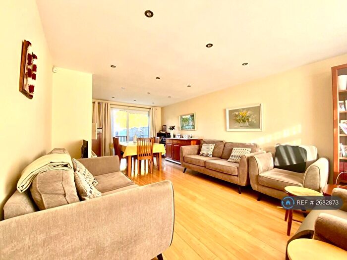 3 Bedroom Detached House To Rent In Warden Avenue, Harrow, HA2