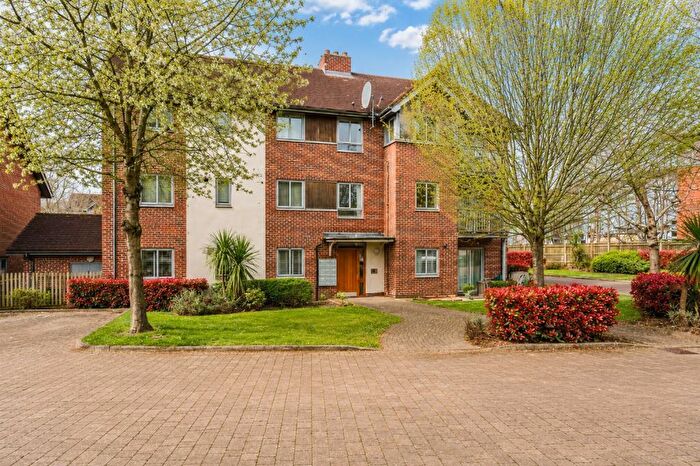 2 Bedroom Flat For Sale In Pillar Box Gardens, Rooksdown, RG24