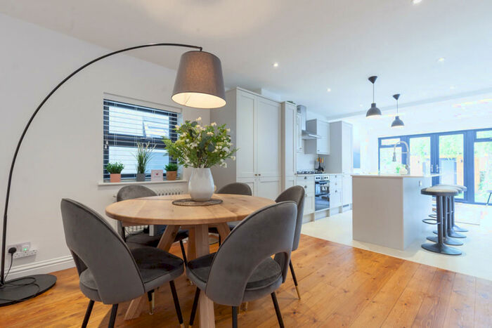 3 Bedroom Town House To Rent In New High Street, Headington, OX3