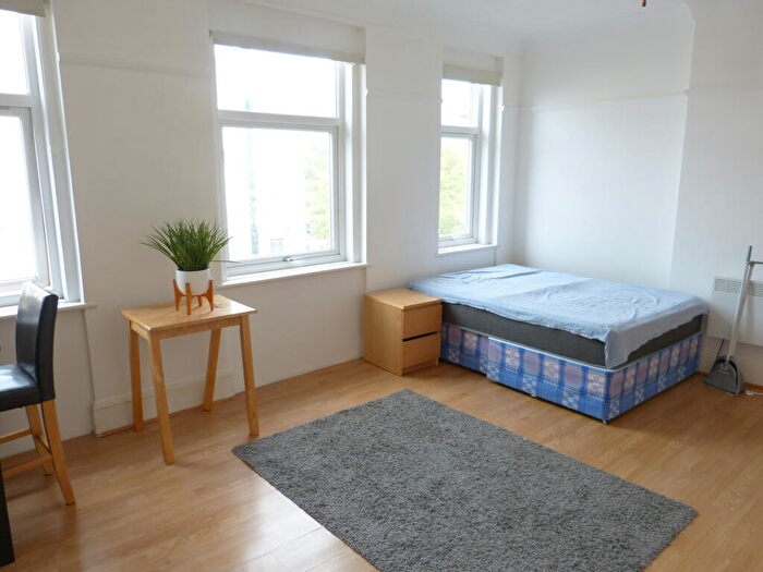 Flat To Rent In North End Road, London, NW11