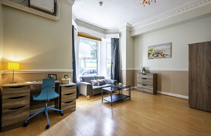 1 Bedroom Terraced House To Rent In Hyde Park Road, Leeds, LS6