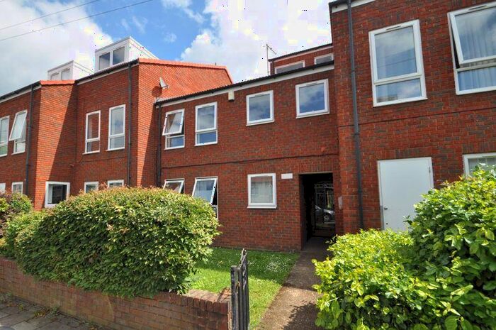 2 Bedroom Flat To Rent In South Lane, New Malden, KT3