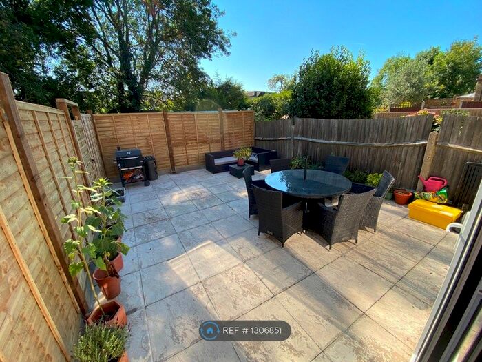 1 Bedroom Flat To Rent In The Limes Avenue, London N11