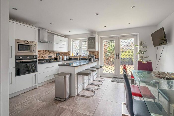 4 Bedroom Property To Rent In Finchley Park, North Finchley, London, N12