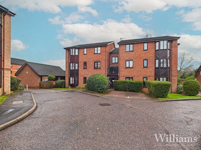2 Bedroom Flat For Sale In Poets Chase, Aylesbury, HP21