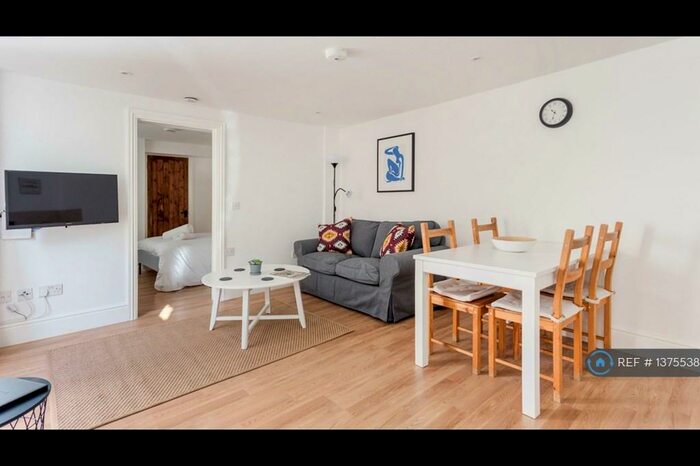 1 Bedroom Flat To Rent In High Street, Burford, OX18