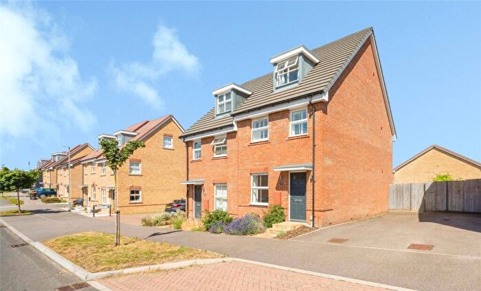 3 Bedroom Semi Detached House For Sale In Wallis Drive, Leighton Buzzard, Bedfordshire, LU7