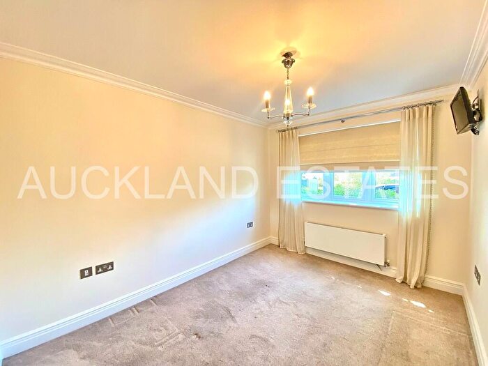 2 Bedroom Flat To Rent In Bluebridge Road, Brookmans Park, AL9