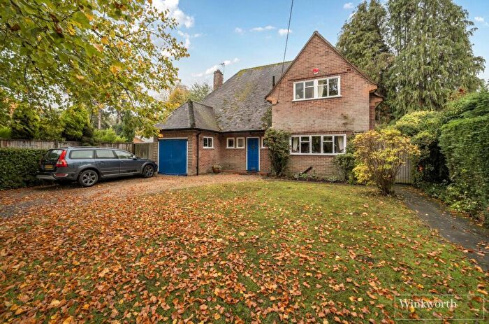 4 Bedroom Detached House For Sale In The Avenue, Chobham, Woking, Surrey, GU24