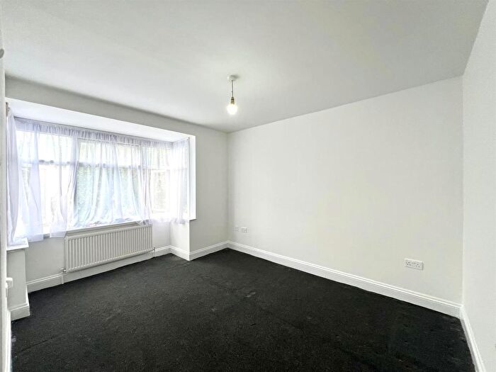 3 Bedroom Flat To Rent In Coleridge Road, London, E17